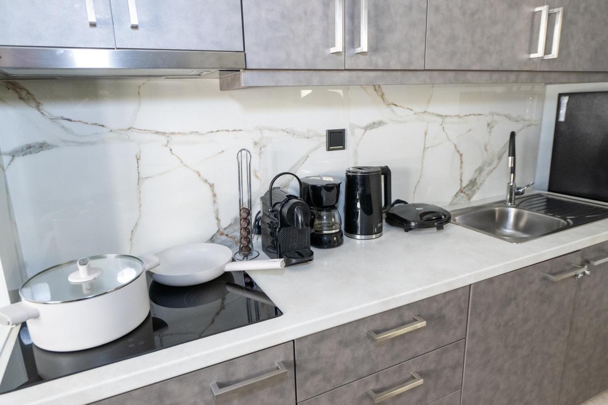 Giolanda Patrasso - Modern Apartment In The Center Of Patras Bagian luar foto